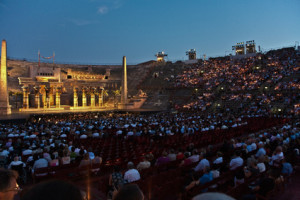Zuschauer und Bühne in der Arena von Verona bei Nacht